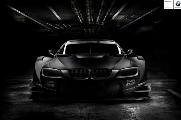 Schwarzes BMW-Auto auf schwarzem Hintergrund