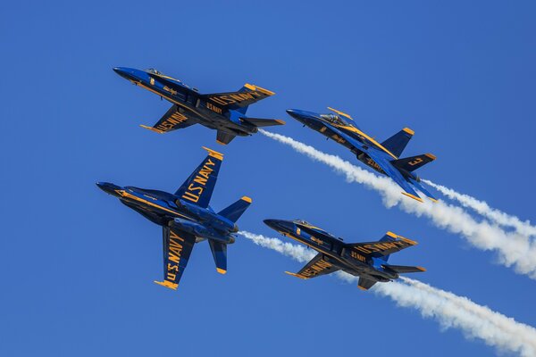 Uno spettacolo aereo che coinvolge quattro aerei