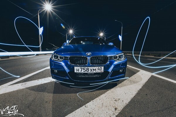 BMW fotografia nocna niebieska BMW