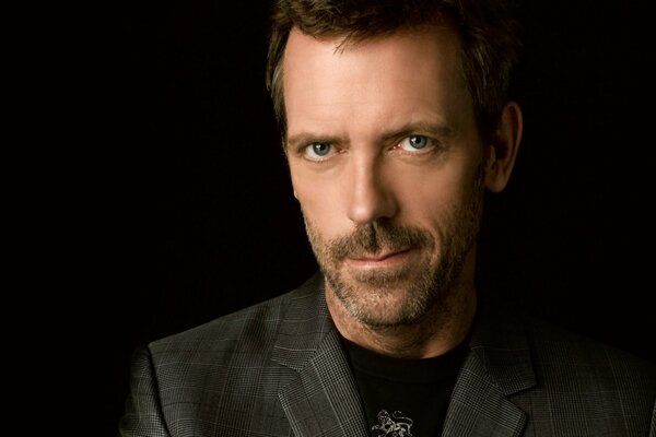 Dr. House: look inimitabile, con la barba lunga, abito scuro