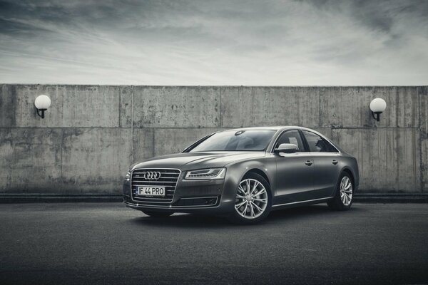 Audi negro bajo la luz de las linternas