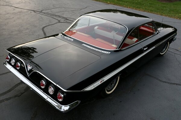 Chevrolet Impala 1961 w wersji Sport Coupe