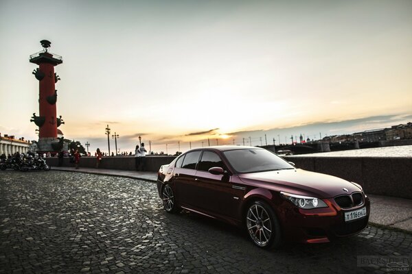 Cherry BMW ai raggi del tramonto a San Pietroburgo