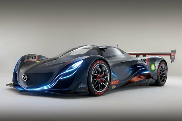 Exposition de supercar sur fond blanc . Voiture de sport furai