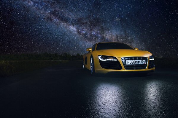 Super car jaune sur fond de ciel nocturne