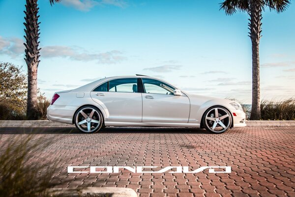 Mercedes benz s550 su piastrelle rosse