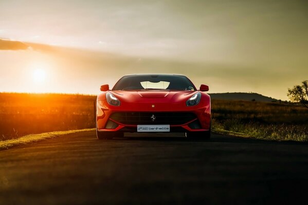 Afrikanischer Sonnenuntergang und Ferrari Supersportwagen