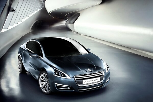 Peugeot 508 серебристого цвета с тонировкой