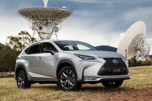 Lexus accanto alle grandi antenne