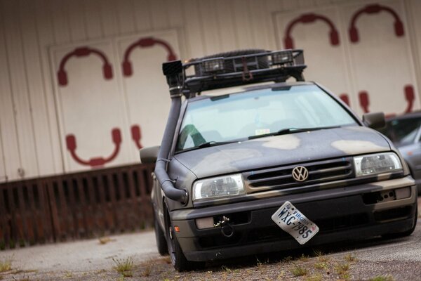 Stary pogryziony przez czas Volkswagen
