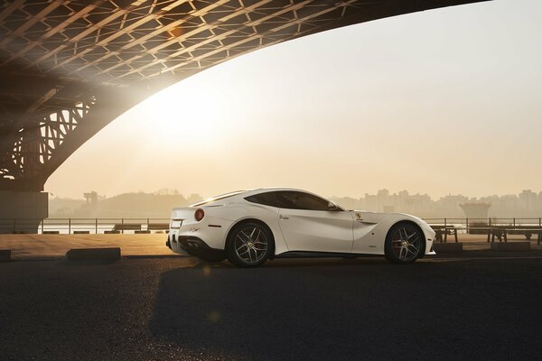 Supercar blanc Ferrari sous le pont