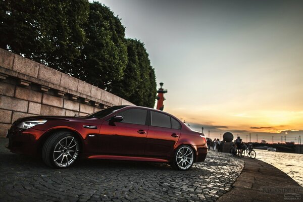 Un BMW rojo se encuentra en el paseo marítimo