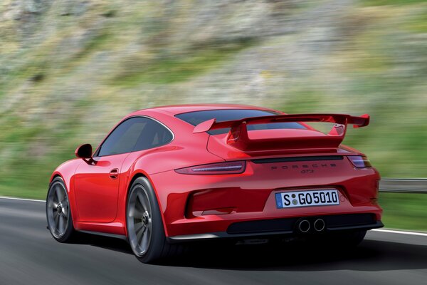 Arrière rouge porsche, 911 gt3 avec spoiler à la vitesse