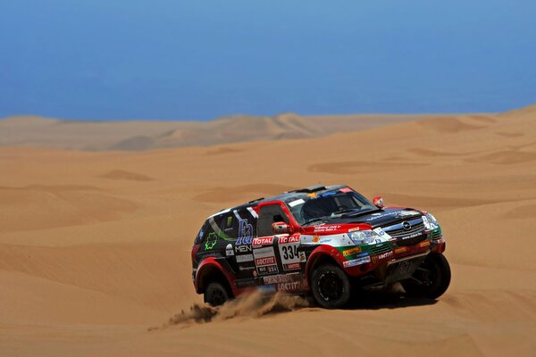 Dakar reist mit Aufklebern durch die endlose Wüste