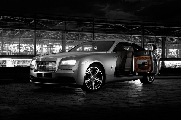 Rolls-royce phantom na parkingu magazynu