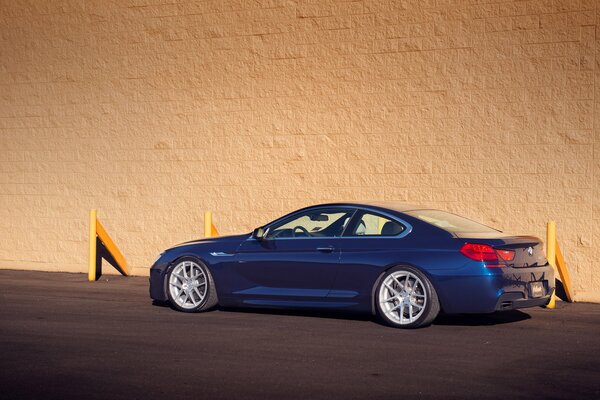 BMW bleu sur fond orange