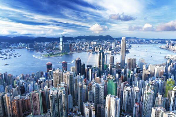 Gratte-ciel de Hong Kong sur le rivage. Nuages