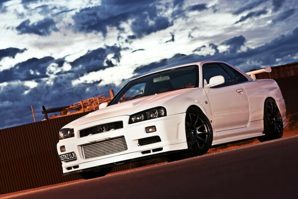 Hermoso Nissan blanco en el camino