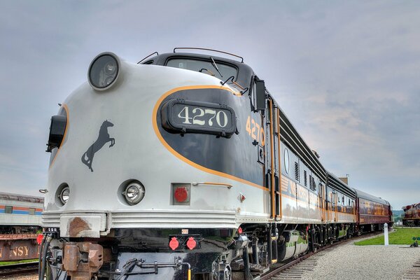 Gros plan de locomotive diesel sur fond de ciel gris