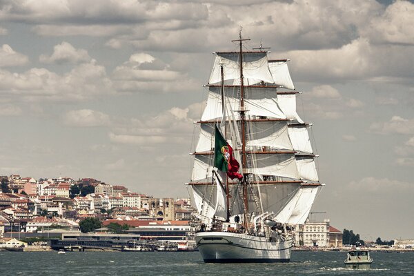 Żaglówka NRP Sagres iii na rzece w Portugalii