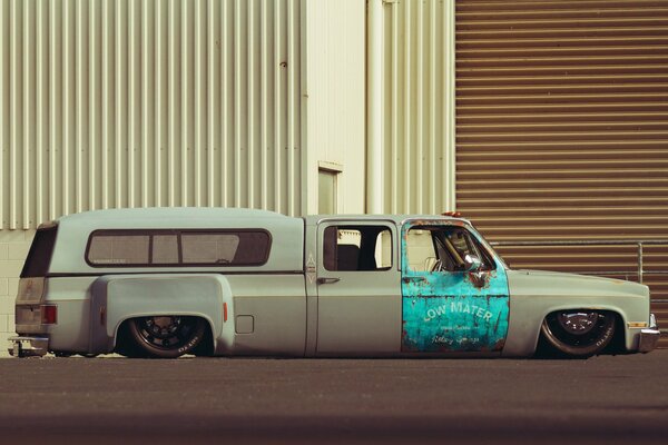 Chevrolet Pickup-Truck, der beim Abholvorgang unterschätzt wurde