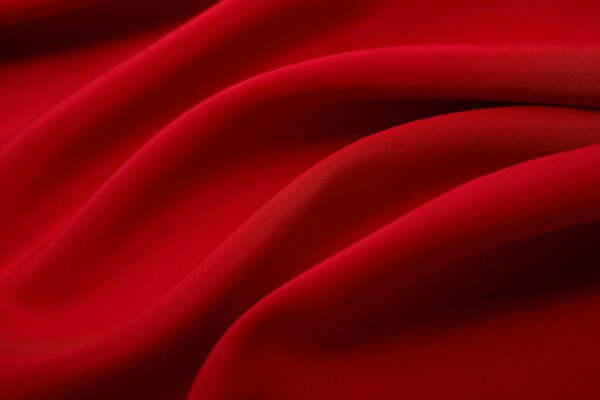 Pliegues en tela de seda roja