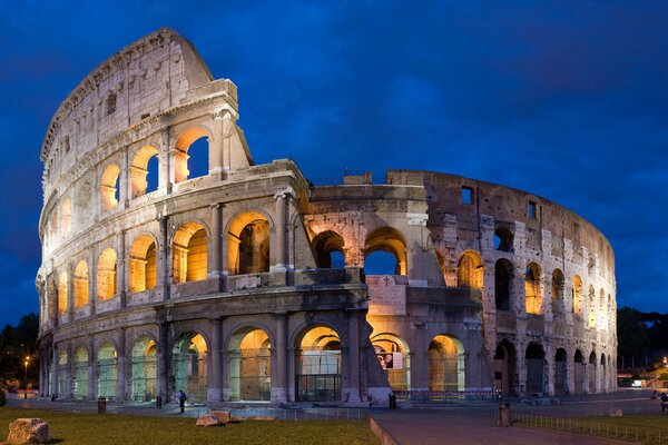 Colosseo nel cielo notturno di Roma