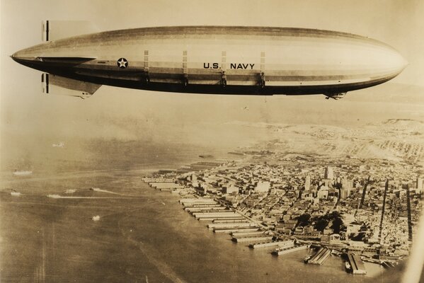 Un dirigible vuela sobre la ciudad en los viejos tiempos