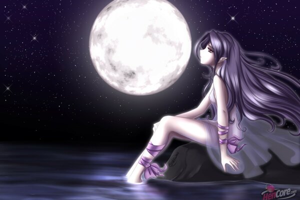 Chica bajo la Luna de la noche en la orilla del mar