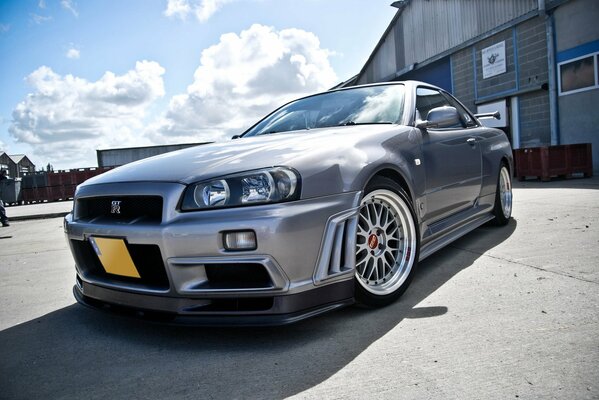 Nissan Skyline silbernes Auto auf Schatten mit Wolken