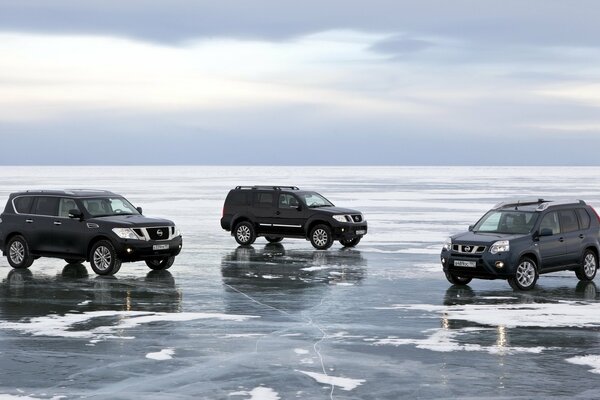 Un SUV nissan sur un lac glacé