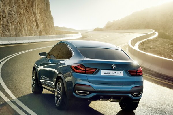 Voiture BMW de couleur bleue sur la route