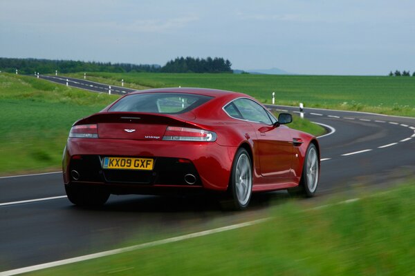 Aston Martin auto rojo en la pista