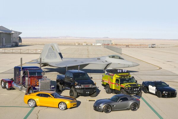 Vehículos militares en el estacionamiento del aeródromo . Todos los modelos juntos en el horizonte