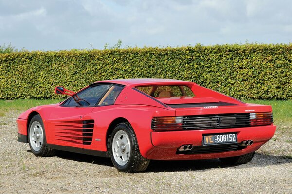 Красный ferrari, testarossa вид сзади