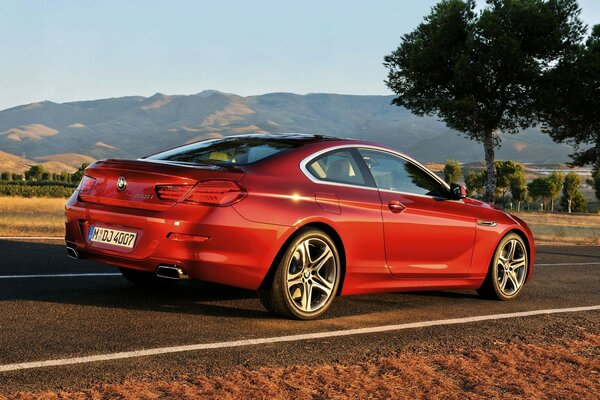 BMW rouge coupé sur la route