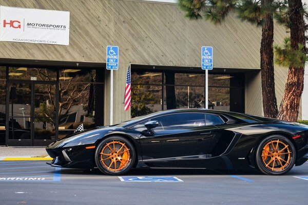 Schwarzer Lamborghini in der Nähe des Ladens