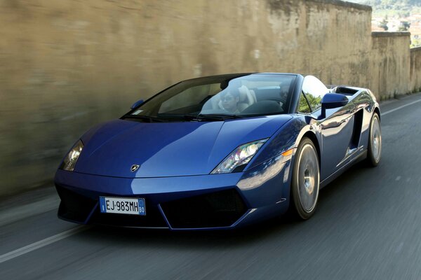 La riqueza y la belleza del Lamborghini de alta velocidad