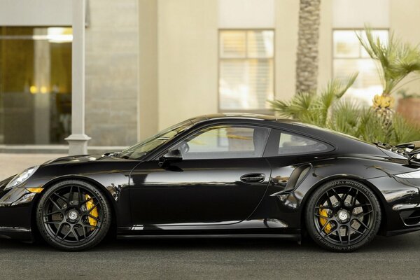 Sportowe Porsche 911na tle domu