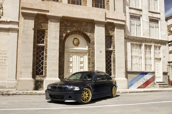 BMW se encuentra frente al edificio