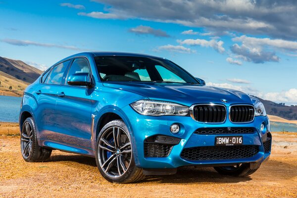 Es ist ein unglaublich blauer BMW am Meer