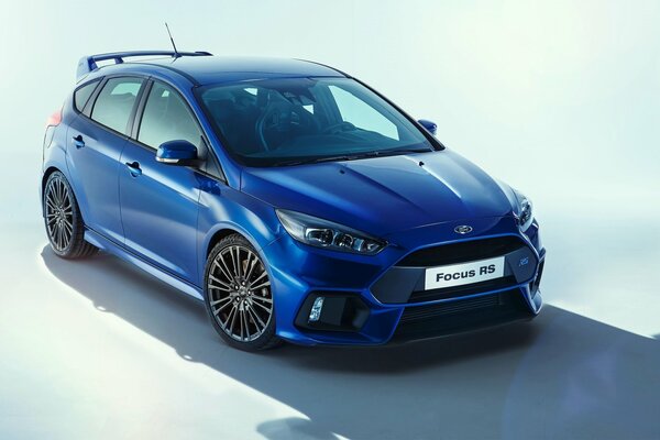 Imagen del coche Ford Focus azul sobre fondo claro