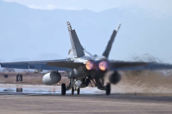 Avión militar parado en la pista