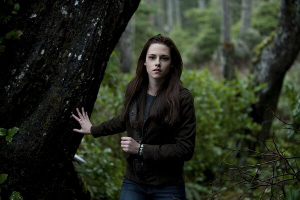 Kristen Stewart nel bosco, fotogramma del film