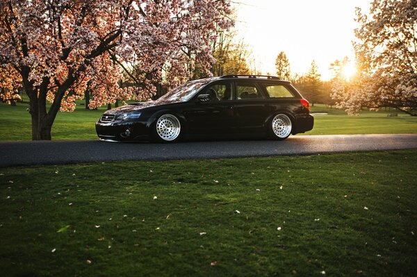 Schwarzer Subaru mit weißen Scheiben an einem sonnigen Tag