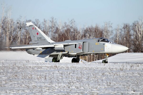 Фото взлетающего самолета бомбардировщика су-24