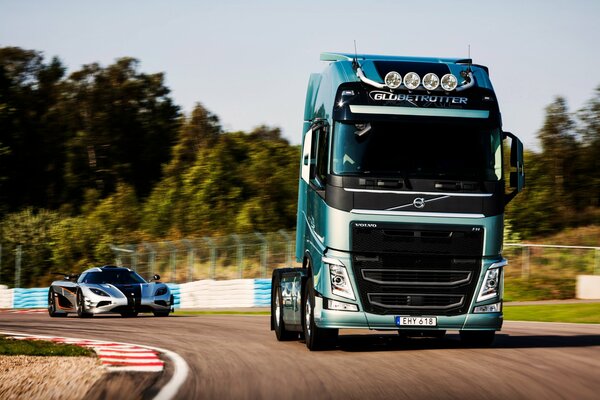 Volvo FH koenigsegg na autostradzie