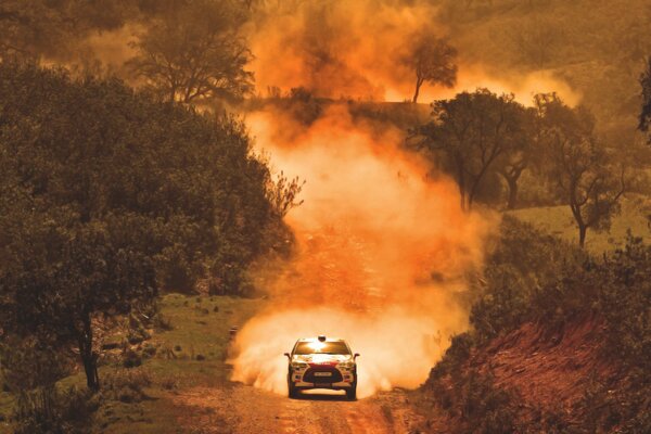 Auto-Rallye. Ein Citroen-Auto. Staub, Geschwindigkeit