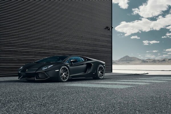 Lamborghini negro contra las nubes