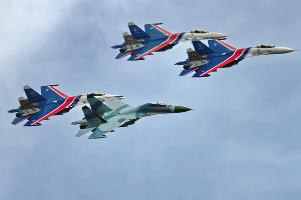 Chasseurs polyvalents su 27 dans le ciel